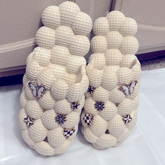 CoXist-Bubble Slides w/ Designer Inspired Charms-Sz 9-NWT - Picture 1 of 7
